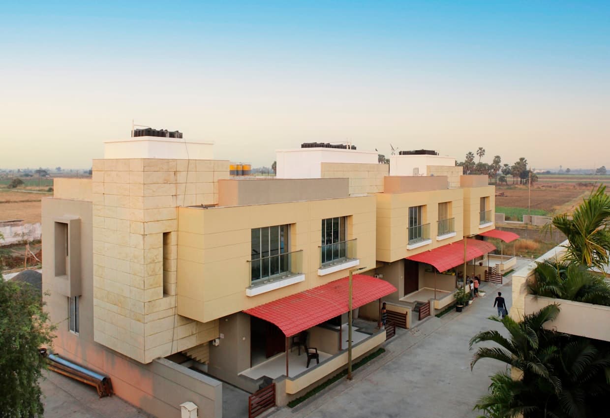 Commercial building with shop units